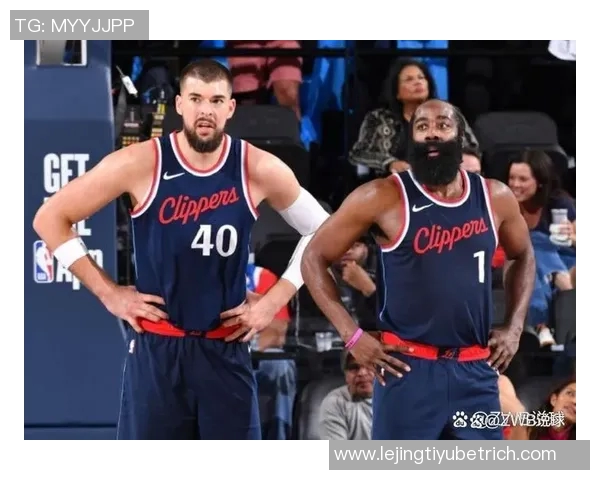 哈登谈球队配合训练称赞祖巴茨与科林斯的默契与随机应变能力